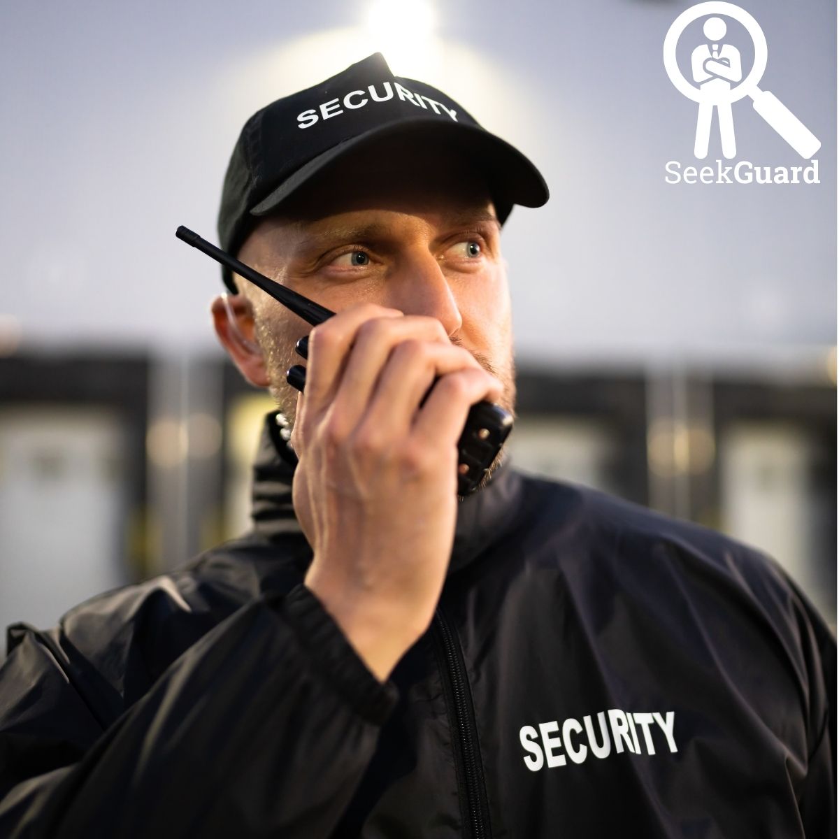 Agent de sécurité professionnel utilisant une radio portative lors d’un événement public, illustrant la sécurité événementielle (secteur recruteur d’agents de sécurité). Agent de sécurité professionnel utilisant une radio portative lors d’un événement public.